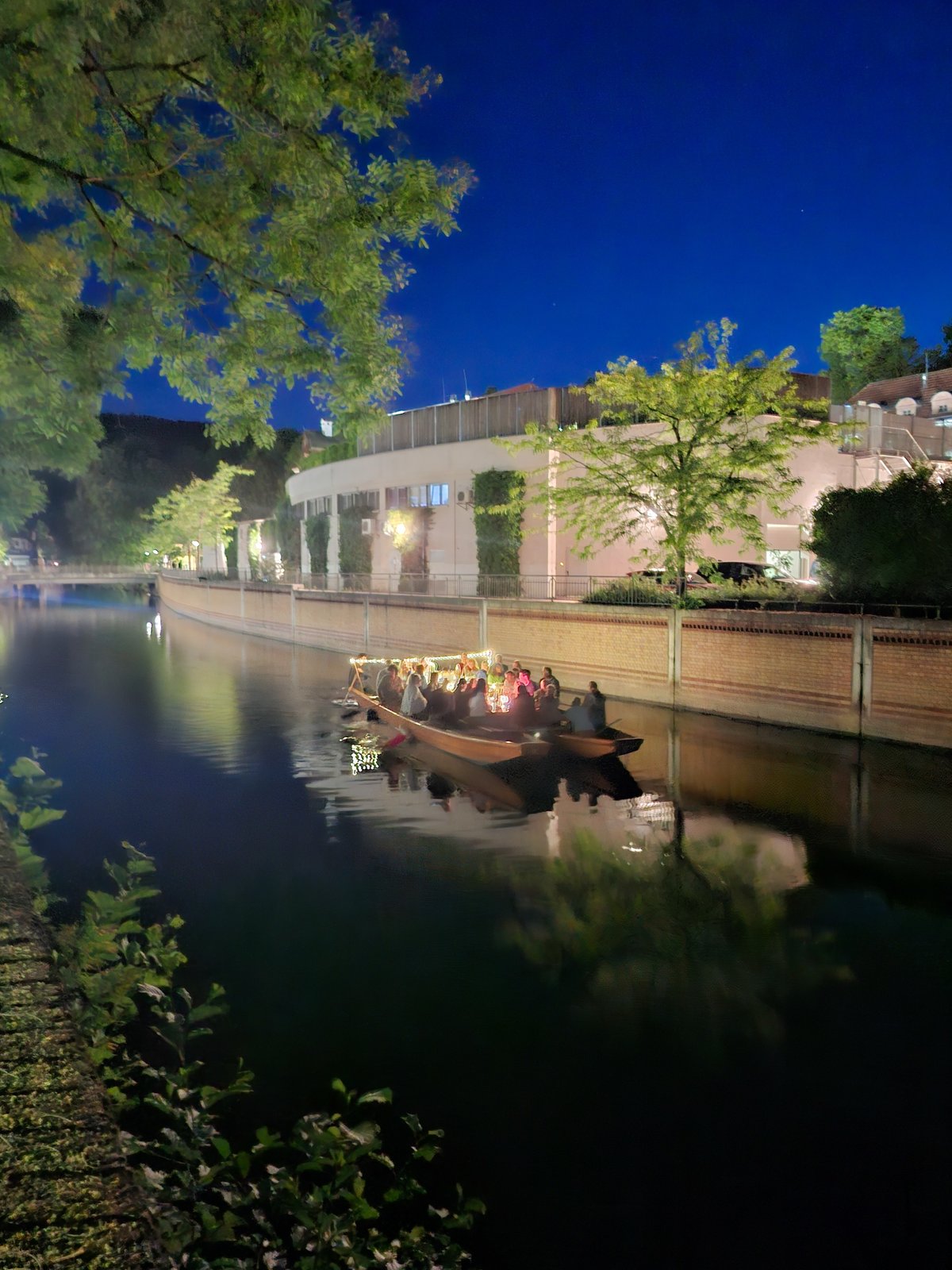 Das Funzelboot mit Lichtern auf der Nahe zur blauen Stunde